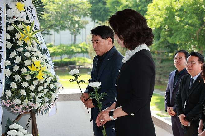 충북교육청 간부 공무원들이 26일 오전 도교육청 화합관 입구에 설치된 제주도 교사 분향소를 찾아 헌화하고 애도를 표하고 있다. 충북교육청 제공