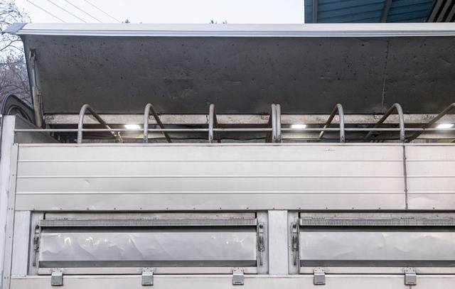 차량의 천장에는 환기구를 만들어준다.