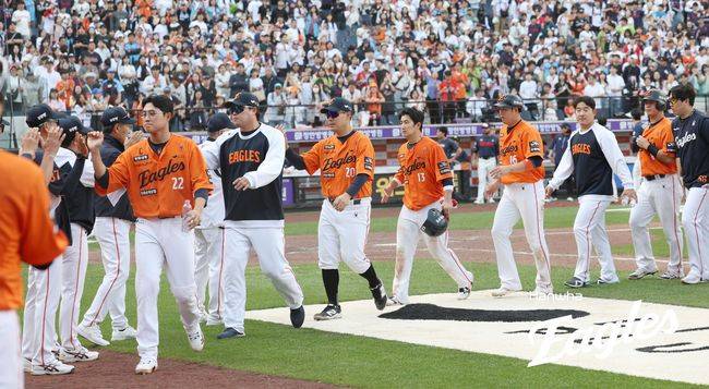 한화 선수들이 25일 대전 롯데전을 끝내기로 이긴 뒤 승리 하이파이브를 나누고 있다. /한화 이글스 제공