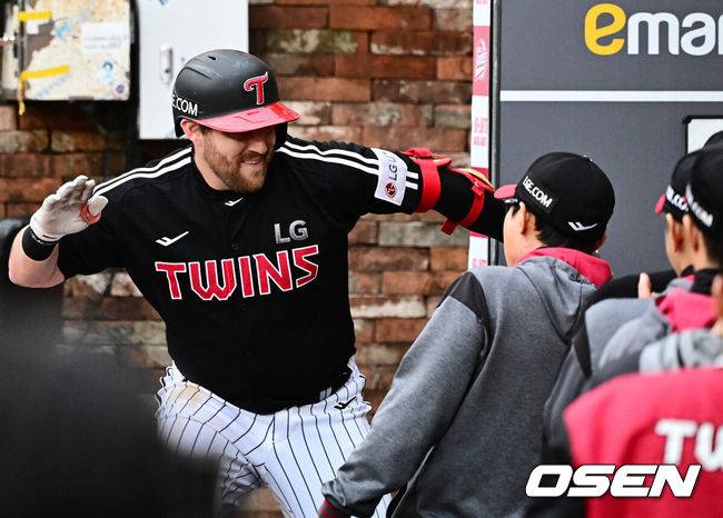 [OSEN=인천, 지형준 기자] 24일 인천 SSG랜더스필드에서 2025 신한 SOL Bank KBO리그 SSG 랜더스와 LG 트윈스의 경기가 열렸다.SSG는 김건우, LG는 치리노스가 선발로 나섰다.&nbsp;5회초 무사 1루에서 LG 오스틴이 역전 좌월 투런포를 날리고 염경엽 감독과 하이파이브를 하고 있다. 025.05.24 /jpnews@osen.co.kr