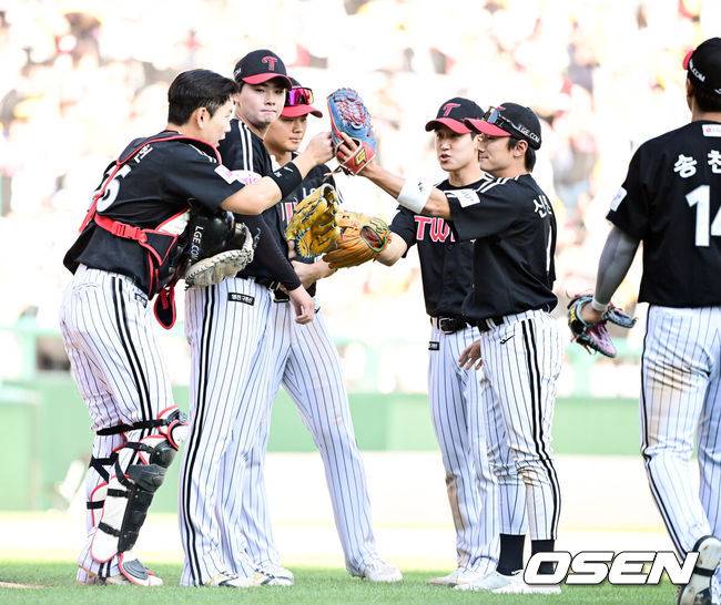 [OSEN=인천, 조은정 기자]프로야구&nbsp;LG 트윈스가 SSG 랜더스 상대로 위닝에 성공했다.&nbsp;LG는 25일 인천 SSG랜더스필드에서 열린 2025 KBO리그 SSG와 경기에서 9-3으로 승리했다.&nbsp;선두 LG는 이날 승리로 33승 1무 18패가 됐다. SSG는 25승 1무 25패로 승률 5할이 됐다.&nbsp;LG가 승리를 기뻐하고 있다. 2025.05.25 /cej@osen.co.kr