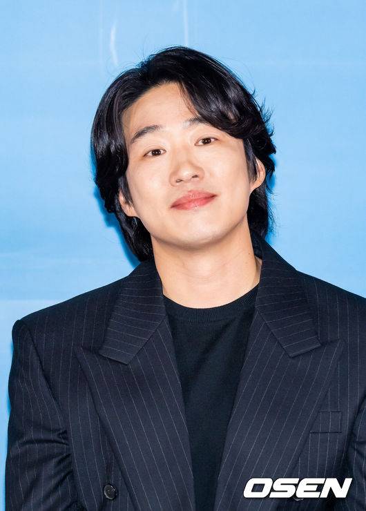 [OSEN=박준형 기자] 26일 오후 서울 용산아이파크몰 내 CGV 용산에서 영화 '하이파이브'(감독 강형철) 언론시사회가 진행됐다.배우 이재인과 안재홍, 라미란 등이 출연하는 영화 '하이파이브'는 장기이식으로 우연히 각기 다른 초능력을 얻게 된 다섯 명이 그들의 능력을 탐하는 자들과 만나 벌어지는 이야기를 그린 코믹 액션 활극으로 오는 30일 개봉된다.배우 안재홍이 질문을 듣고 있다   2025.05.26 / soul1014@osen.co.kr