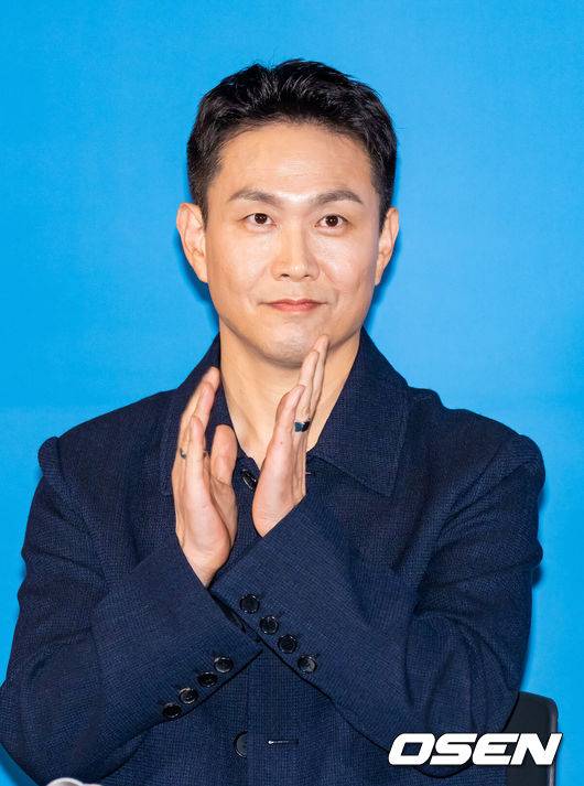 [OSEN=박준형 기자] 26일 오후 서울 용산아이파크몰 내 CGV 용산에서 영화 '하이파이브'(감독 강형철) 언론시사회가 진행됐다.배우 이재인과 안재홍, 라미란 등이 출연하는 영화 '하이파이브'는 장기이식으로 우연히 각기 다른 초능력을 얻게 된 다섯 명이 그들의 능력을 탐하는 자들과 만나 벌어지는 이야기를 그린 코믹 액션 활극으로 오는 30일 개봉된다.배우 오정세가 박수를 치고 있다.    2025.05.26 / soul1014@osen.co.kr