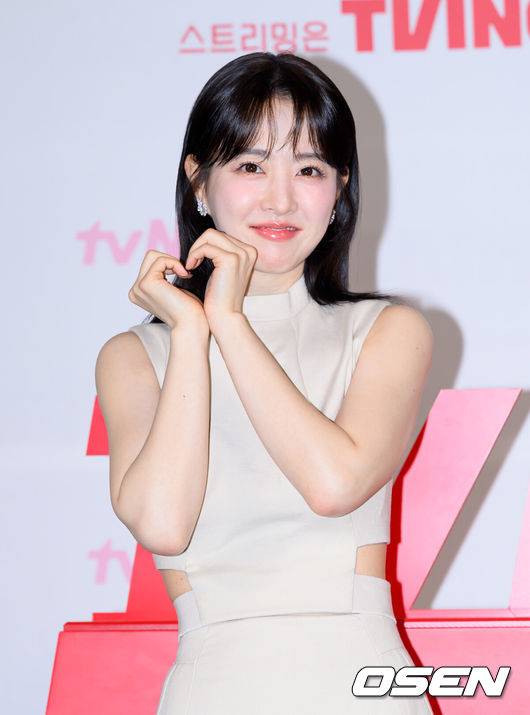 [OSEN=이대선 기자] 21일 오후 서울 CGV영등포에서 tvN 새 토일드라마 '미지의 서울' 제작발표회가 열렸다.‘미지의 서울’은 얼굴 빼고 모든 게 다른 쌍둥이 자매가 인생을 맞바꾸는 거짓말로 진짜 사랑과 인생을 찾아가는 로맨틱 성장 드라마로 오는 24일(토) 밤 9시 20분에 첫 방송된다.배우 박보영이 포토타임을 가지고 있다. 2025.05.21 /sunday@osen.co.kr