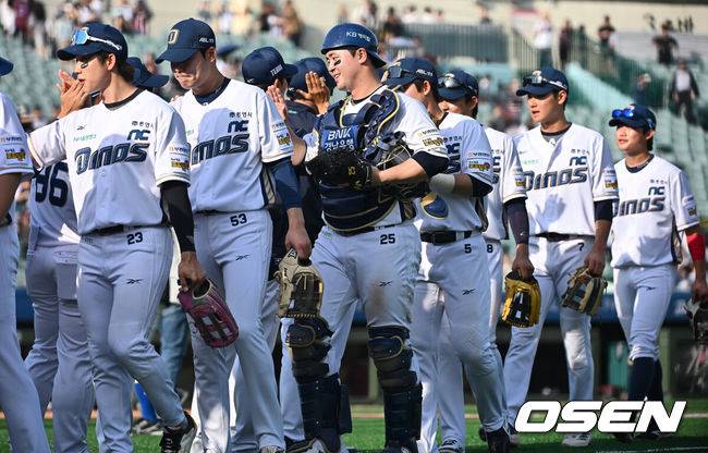[OSEN=울산, 이석우 기자] 17일 울산 문수야구장에서 2025 신한 SOL 뱅크 KBO 리그 NC 다이노스와 키움 히어로즈의 더블헤더 1차전 경기가 열렸다. 홈팀 NC는 로건이, 방문팀 키움은 김선기가 선발로 나섰다.NC 다이노스 김형준과 선수들이 3-2로 승리한 후 코치진과 기쁨을 나누고 있다. 2025.05.17 / foto0307@osen.co.kr
