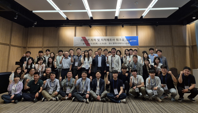 ▲'2025 지적·지적재조사 정책공유 워크숍' 참석자들 기념촬영 ⓒ인천광역시