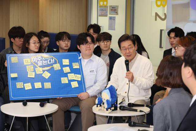 ▲더불어민주당 이재명 대선 후보가 26일 경기 수원시 영통구 아주대학교 혁신공유라운지에서 청년 정책을 논의하기 위해 대학생들과 간담회를 하고 있다. ⓒ연합뉴스