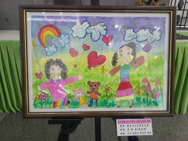 ▲완주군청 로비에 전시된 ‘2025 아동친화도시 그림대회’ 수상작들. ⓒ완주군 제공
