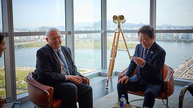 존 햄리 미국 전략국제문제연구소(CSIS) 소장 만난 이재명 대선 경선 후보