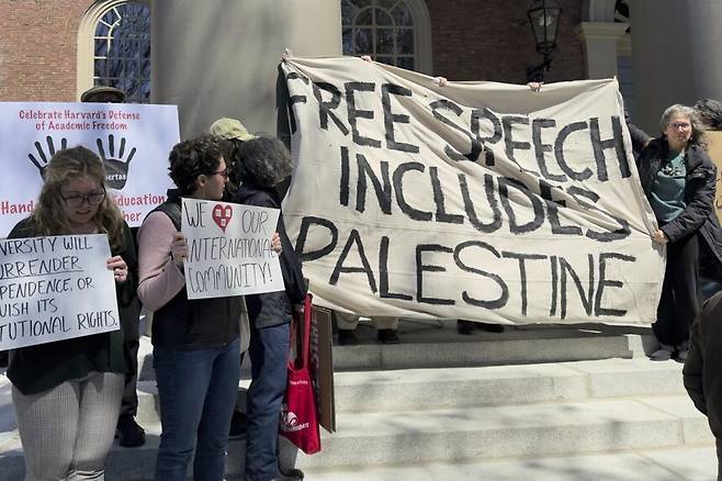 미국 매사추세츠주 케임브리지의 하버드대 캠퍼스에서 교직원과 학생들이 지난달 17일(현지 시간) “대학 당국이 이스라엘 정부 비판과 학술 활동을 억제한다”며 항의하고 있다. AP=뉴시스