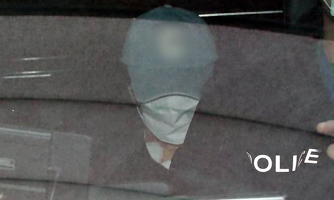 대전의 한 초등학교에서 초등학생을 살해한 혐의를 받는 40대 여교사 명재완이 지난 3월 7일 대전 서부경찰서에서 대면조사를 마치고 둔산경찰서로 이송되고 있다. 뉴스1