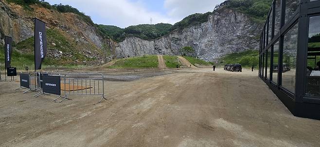 오프로드 시승장 모습. 코스는 급경사로를 시작으로 900mm 깊이의 도강, 바위, 40도 사면 경사로, 진흙 등으로 구성됐다. 디펜더는 이런 코스를 무리 없이 돌파했다.