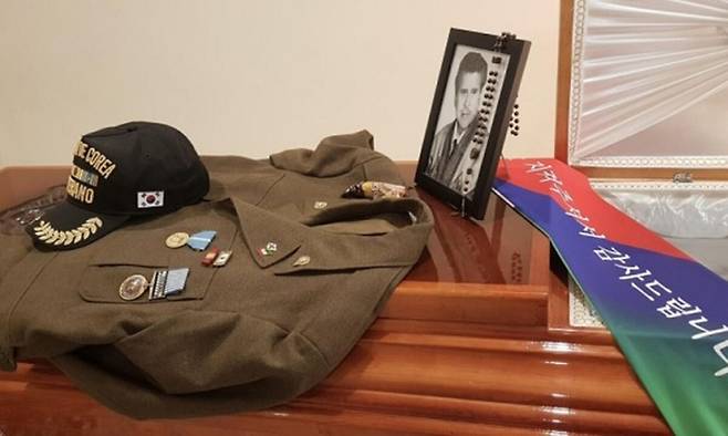 2021년 5월 멕시코 6·25전쟁 참전용사회 초대 회장 호세 비야레알 옹이 91세를 일기로 별세한 뒤 고인의&nbsp;관 위에 영정 사진과 함께 옛 군복,&nbsp;참전 기념 모자, ‘대한민국을 지켜주셔서 감사드립니다’라고 적힌 목도리 등이 놓여 있다. 연합뉴스