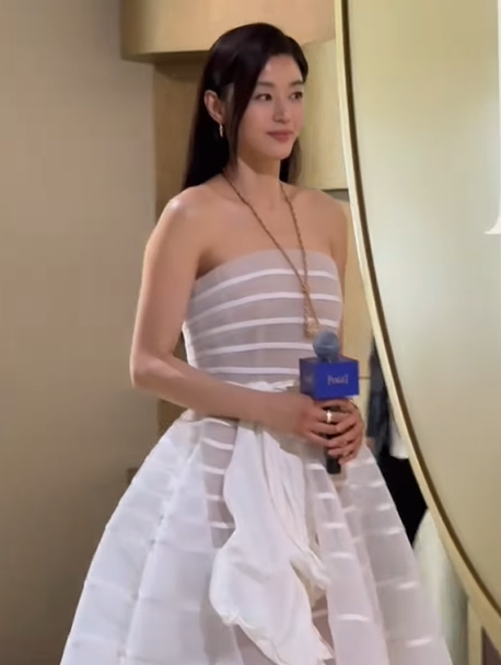 전지현이 지난 24일 중국 베이징에서 열린 스위스 파인 워치 & 하이 주얼리 브랜드 '피아제(PIAGET)' 행사 현장에 브랜드 앰버서더 자격으로 참석했다. 인스타그램