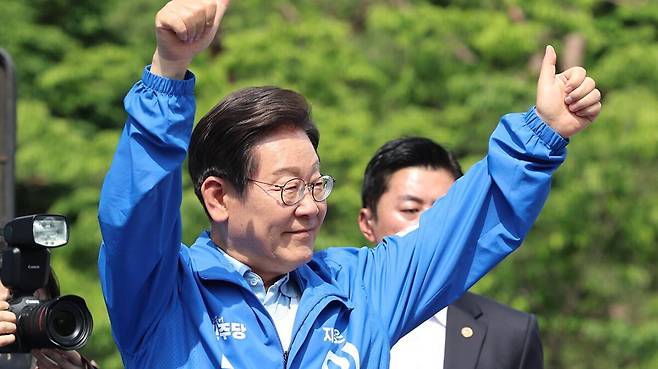 더불어민주당 이재명 대선 후보가 26일 용인시 수지구 단국대 죽전캠퍼스 앞에서 열린 유세에서 지지를 호소하고 있다. 연합뉴스