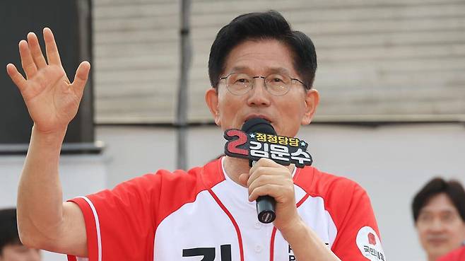 국민의힘 김문수 대선 후보가 26일 경기 용인시 용인 포은아트갤러리 광장에서 열린 집중유세에서 지지를 호소하고 있다. 공동취재