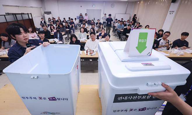 제21대 대통령선거 사전투표(5월 29일~30일) 시작을 사흘 앞둔 26일 오후 서울 중랑구 선거관리위원회에서 사전투표 관리관들이 공정선거참관단의 참관 아래 교육을 받고 있다. 뉴스1