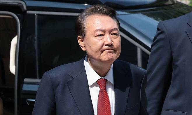 윤석열 전 대통령이 26일 서울 서초구 서울중앙지방법원에서 열린 내란 우두머리·직권남용 권리행사 방해 혐의 사건 5차 공판에 출석하고 있다. 사진공동취재단