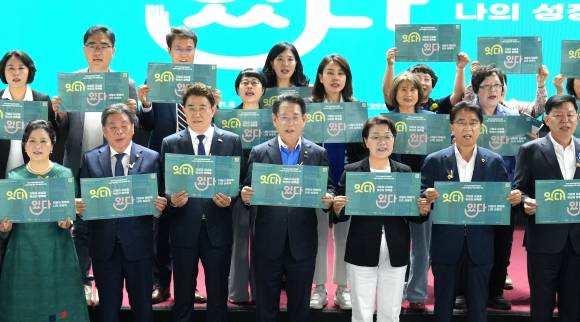 김영록 전남지사와 김태균 전남도의장, 노관규 시장, 강형구 순천시의장, 김정희 도의원등 참석자들이 순천 팔마실내체육관에서 열린 ‘2025년 전남 여성 일자리 박람회’에서 퍼포먼스를 하고 있다.