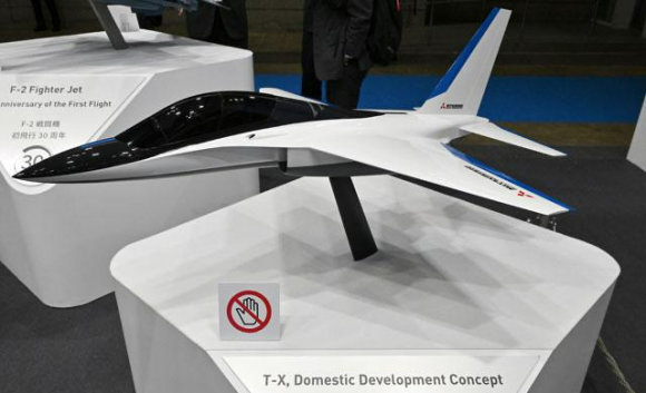 일본 지바현에서 열린 ‘방위보안장비 전시회(DSEI) 재팬 2025’ 행사에 미쓰비시중공업이 T-4 중등훈련기를 대체할 기종의 모형을 전시했다. 출처=X(@Fahadnaimb)
