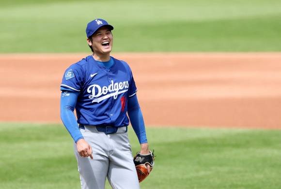오타니 쇼헤이(로스앤젤레스 다저스)가 26일(한국시간) 미국 뉴욕 시티 필드에서 열린 2025 미국프로야구 메이저리그(MLB) 정규시즌 뉴욕 메츠와의 원정 경기를 앞두고 실전 투구 연습을 실시하고 있다. 뉴욕 AFP 연합뉴스