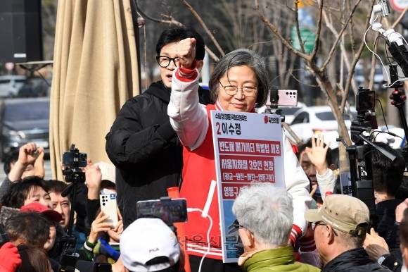한동훈 영통구청사거리 인사 - 한동훈 국민의힘 비상대책위원장(왼쪽)과 이수정 경기 수원정 후보가 7일 오후 경기도 수원시 영통구청사거리를 방문해 시민들에게 인사를 하고 있다. 2024.3.7 홍윤기 기자