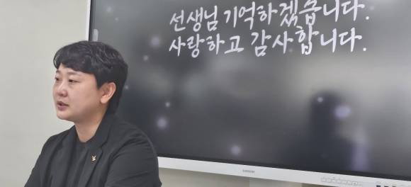 교사들의 슬픈 현주소를 알리기 위해 이보미 교사노조연맹 위원장이 인터뷰에 응하면서 눈물을 글썽이고 있다. 제주 강동삼 기자