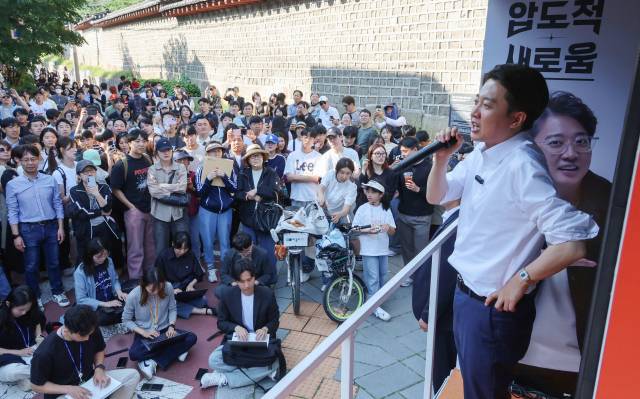이준석 개혁신당 대선 후보가 25일 서울 종로구 종묘 인근 서순라길에서 거리 유세를 하고 있다. 연합뉴스