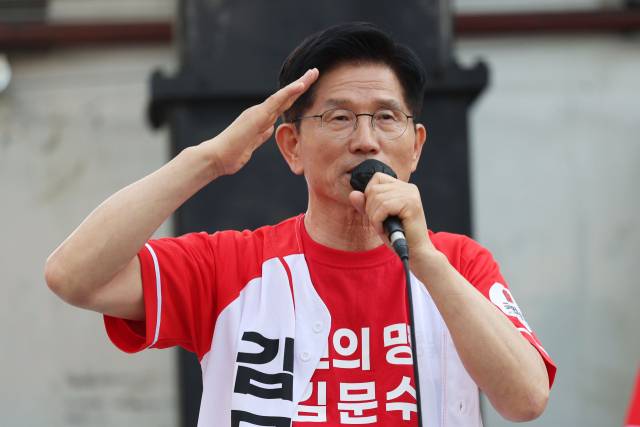 김문수 국민의힘 대선 후보가 25일 충남 서산시 중앙통 로데오거리에서 집중 유세를 하고 있다. 연합뉴스