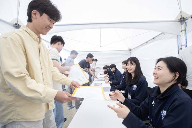 현대건설 배구단 소속 선수들이 23일 서울 종로구 현대건설 본사에서 진행된 ‘더 원 페스티벌’에서 사인회를 진행하고 있다. 사진 제공=현대건설