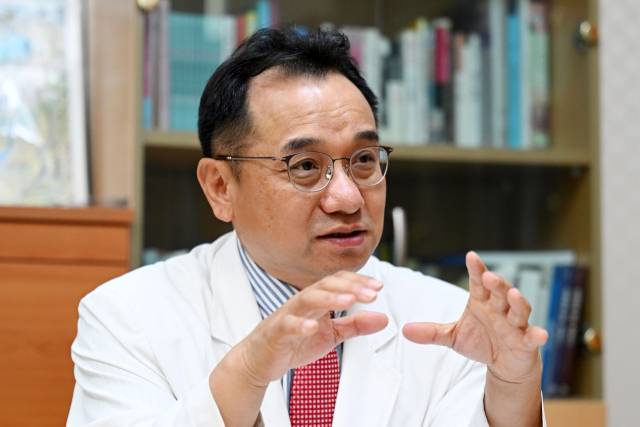 명승권 한국금연운동협의회장이 서울경제신문과의 인터뷰에서 정부에 강력한 금연 정책 시행을 촉구하고 있다. 조태형 기자