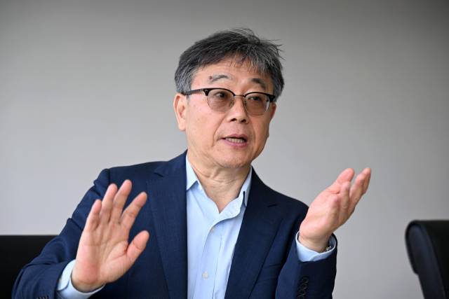 산업통상자원부 규제개혁위원장인 강병구 고려대 표준지식학과 명예교수가 26일 서울경제신문과의 인터뷰에서 “규제를 만들기 전에 목적과 효과 그리고 성과를 측정할 지표를 만들어야 한다”고 강조하고 있다. 조태형 기자