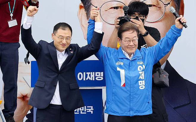 이재명 더불어민주당 대통령 후보가 5월16일 오전 전북 익산시 익산역 동부광장에서 김상욱 무소속 의원과 시민들에게 인사를 하고 있다. ⓒ공동취재