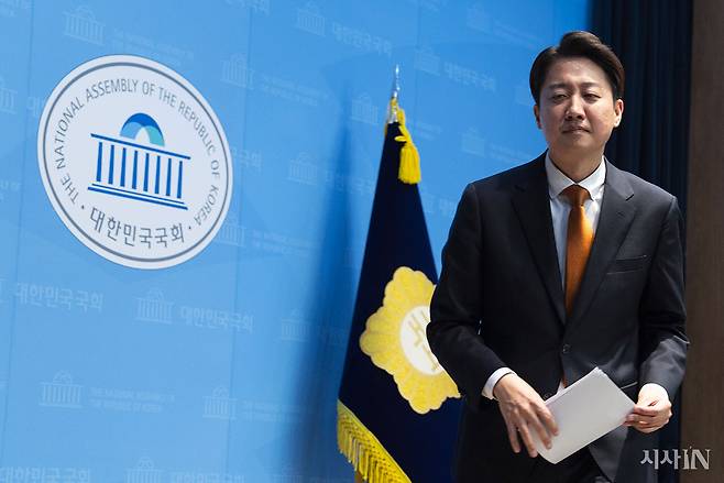 522일 오후 이준석 개혁신당 대선후보가 서울 여의도 국회 소통관에서 기자회견을 열고 이번 대선에서 국민의힘 김문수 후보와의 단일화는 없을 것이라는 내용의 회견문을 발표 하고 회견장을 떠나고 있다. ⓒ시사IN 이명익