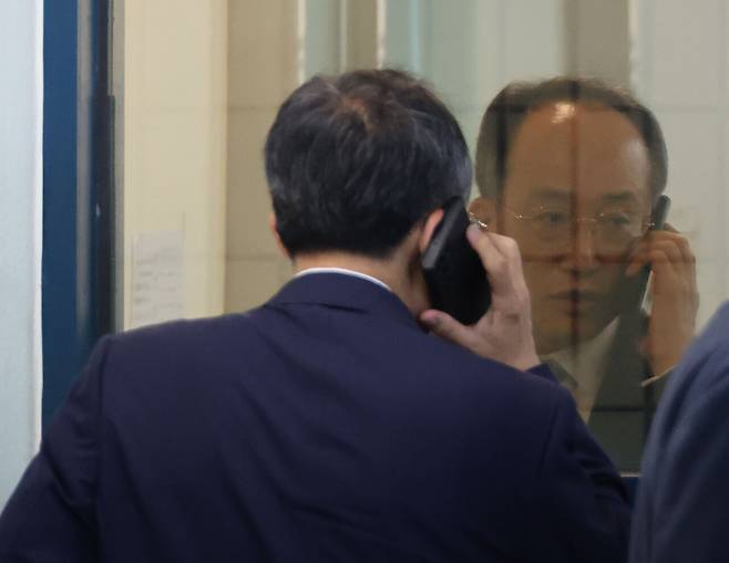 2024년 7월18일 당시 국민의힘 추경호 원내대표가 서울 여의도 당사에서 누군가와 전화 통화를 하고 있다. ⓒ연합뉴스