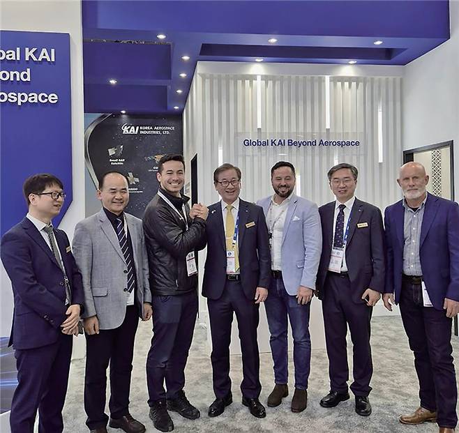 쉴드AI는 3월5일 한국항공우주산업(KAI)과 파트너십을 맺고 무인항공기와 드론 등에 적용되는 하이브마인드 엔터프라이즈 사용 계약을 체결했다. 사진은 지난 2월 아랍에미리트 아부다비에서 열린 IDEX 전시회에서 브랜든 쳉 쉴드AI 대표와 강구영 KAI 사장(왼쪽부터 셋째와 넷째)이 손을 잡고 있는 모습 ⓒ쉴드AI 제공