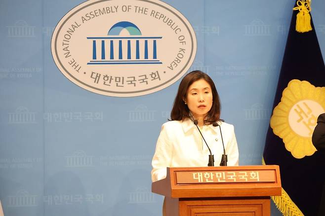국회 환경노동위원회 소속 김소희 국민의힘 의원이 26일 국회에서 기자회견을 열고 고(故) 오요안나 씨의 사망과 관련한 고용노동부의 특별근로감독 결과를 비판하고 있다. ⓒ김소희 의원실