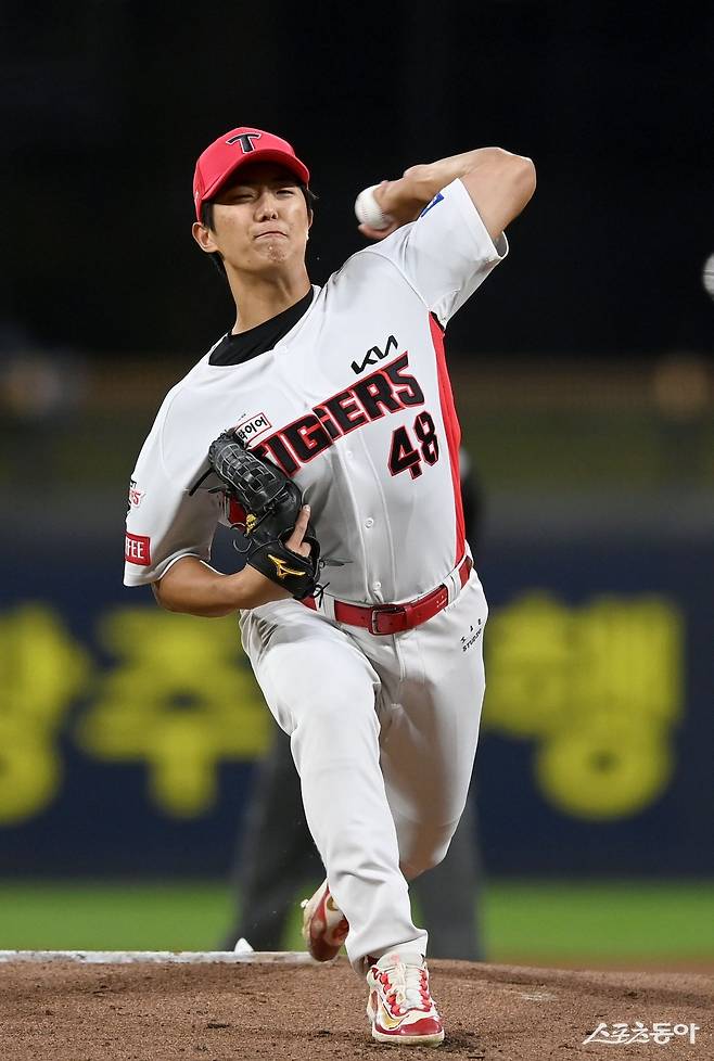 KIA 이의리가 1년 가까운 재활을 마치고 드디어 실전 마운드에 오른다. 이번 주에 치러지는 상무와 퓨처스리그 혹은 소프트뱅크 호크스 3군과 교류전 중에 등판해 실전 피칭을 실시한다. 스포츠동아DB