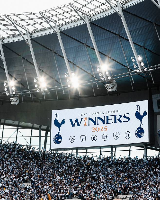 토트넘 팬들이 26일(한국시간) 토트넘 홋스퍼 스타디움에서 열린 브라이턴과 EPL 최종전 홈경기가 끝난 뒤 UEL 우승을 자축하고 있다. 사진출처｜토트넘 페이스북