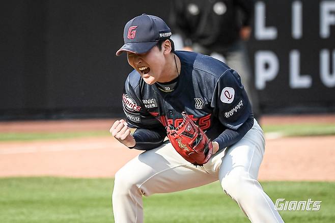 롯데 최준용이 25일 대전 한화전에서 6-7로 뒤진 7회말 2사 2루 위기를 막아낸 뒤 포효하고 있다. 사진제공|롯데 자이언츠