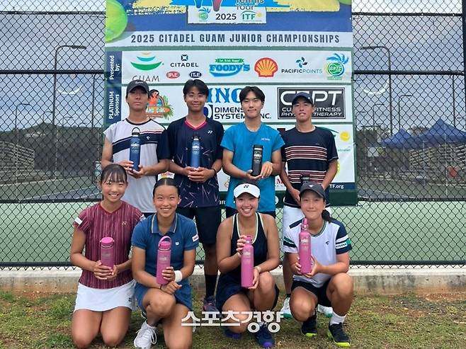 25일 괌 하몬에서 끝난 국제테니스연맹(ITF) J60 국제주니어테니스대회 남녀 복식 입상자들이 기념 사진을 찍고 있다. 뒷줄 왼쪽부터 김영훈, 김태우, 도겸, 아래 오른쪽은 정의수. 프리랜서 김도원 기자 제공