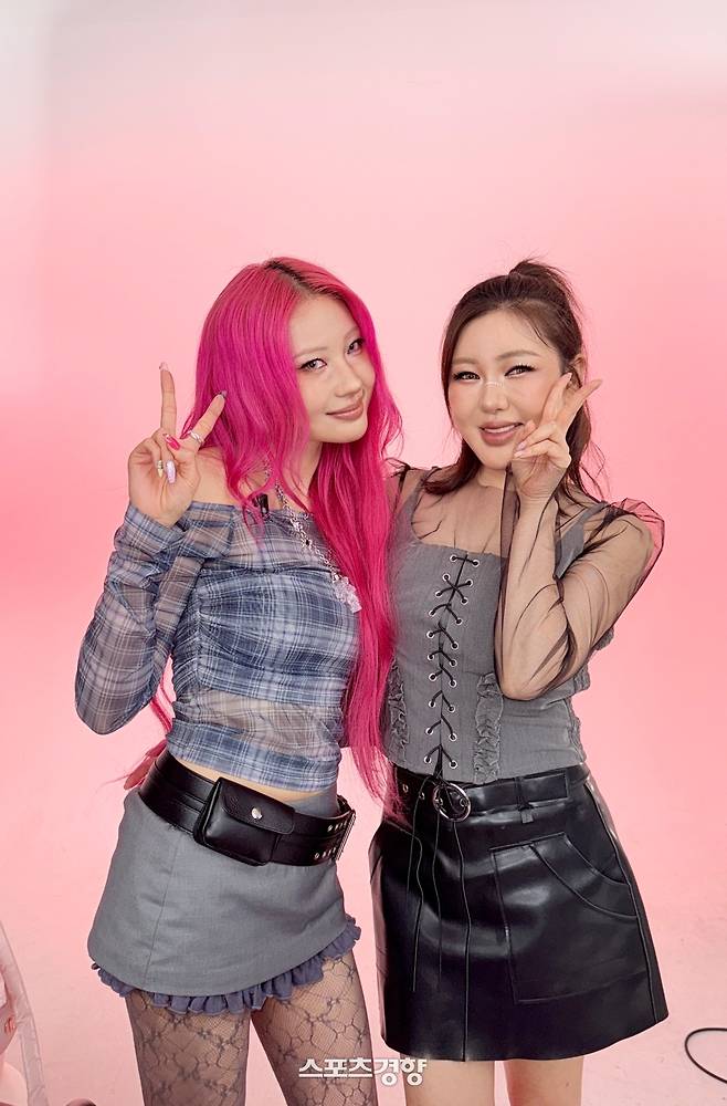 가수 송가인(오른쪽)과 유튜버 이사배. 제이지스타 제공