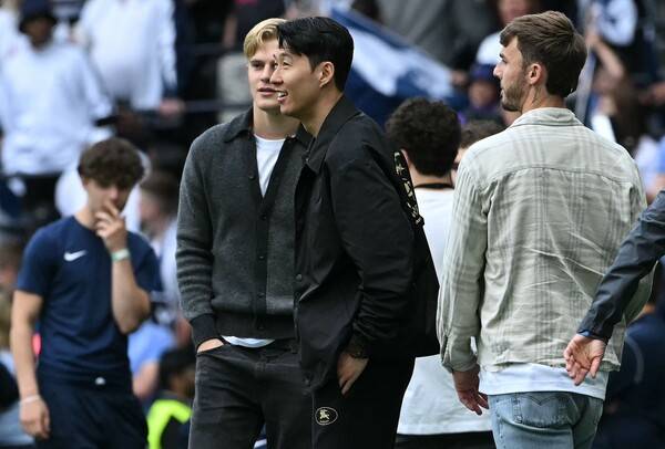 ▲ 사복으로 브라이턴 호브 알비언전을 관전한 토트넘 홋스퍼 주장 손흥민. ⓒ연합뉴스/AFP/REUTERS