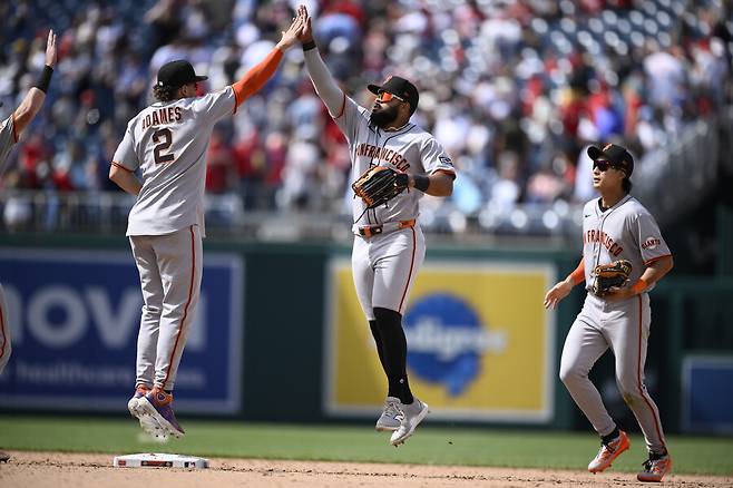 ▲ 승리 세리머니하는 이정후와 샌프란시스코 선수들. ⓒ연합뉴스/AP