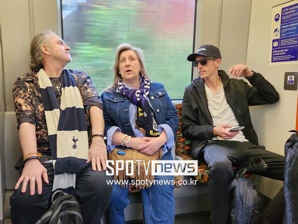 ▲ 토트넘 팬 제이미 올란드(사진 위 맨 왼쪽) 씨가 기자에게 "손흥민을 토트넘에서 은퇴하게 해야 한다"라고 발언하자 벅스턴 마일드(사진 위 맨 오른쪽) 씨도 "토트넘 전설인 지미 그리브스처럼 예우해야 한다"라고 주장했다. 토트넘의 현재이자 미래는 여전히 손흥민이다.