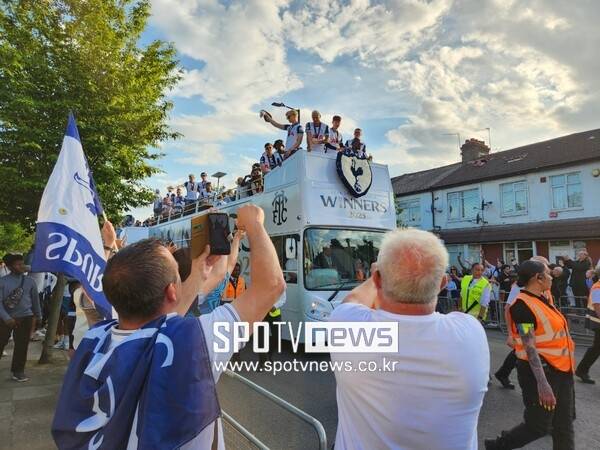 ▲ 토트넘 팬 제이미 올란드(사진 위 맨 왼쪽) 씨가 기자에게 "손흥민을 토트넘에서 은퇴하게 해야 한다"라고 발언하자 벅스턴 마일드(사진 위 맨 오른쪽) 씨도 "토트넘 전설인 지미 그리브스처럼 예우해야 한다"라고 주장했다. 토트넘의 현재이자 미래는 여전히 손흥민이다.