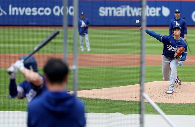 ▲ 26일(한국시간) 다저스 타자들을 상대로 시뮬레이션 피칭에 나선 오타니 쇼헤이 ⓒ연합뉴스