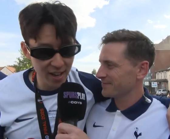 인터뷰하는 손흥민(왼쪽)의 모습. 사진=토트넘 공식 SNS 갈무리