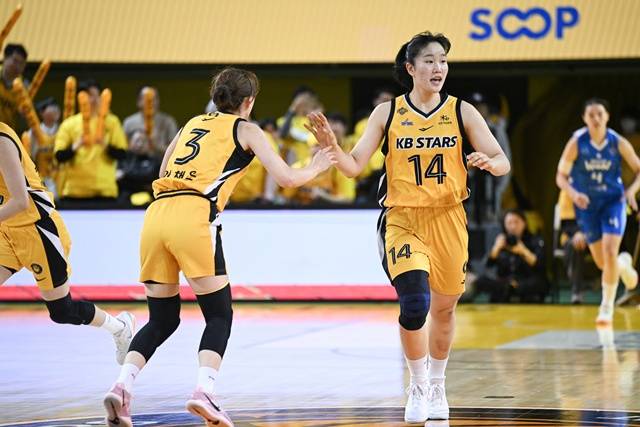 송윤하(오른쪽). /사진=WKBL  제공