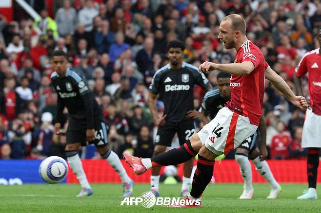 맨체스터 유나이티드 크리스티안 에릭센이 26일 영국 맨체스터 올드 트래포드에서 열린 애스턴 빌라와의 2024~2025 잉글랜드 프리미어리그(EPL) 38라운드 최종전에서 주장 브루누 페르난데스의 양보로 얻은 페널티킥을 차고 있다. 이날 경기는 에릭센의 맨유·EPL 고별전이었다. /AFPBBNews=뉴스1